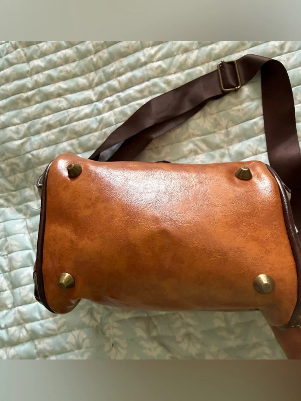 Brown Leather Camera Bag Strap lt doesn’t have the black compartment